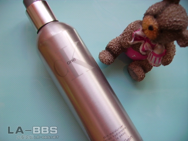 这个是中性的CK香体乳，运动香，留香时间持久，男女都可以用的。我很喜欢的味道。