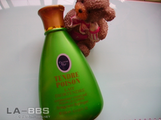 这个是鼎鼎有名的Dior绿毒沐浴露，香体乳以前都有买过，现在基本不生产了，除了Dior礼包。