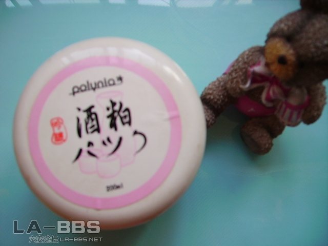 这个是嘉娜宝有名的酒糟面膜，感觉还是蛮好用滴。补水，美白。