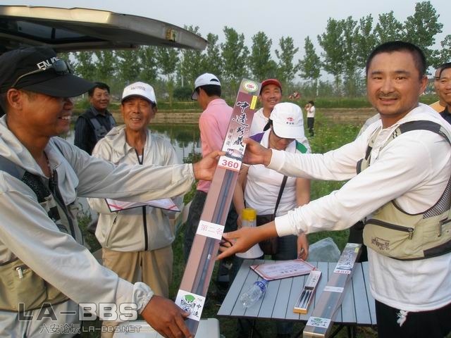 小鱼斑竹为亚军颁奖