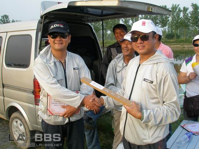 YINYU120为季军颁奖