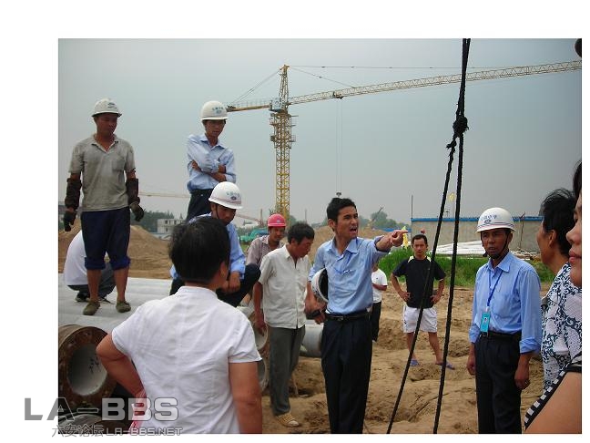 看包工头的嚣张样！