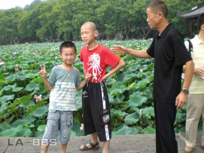  六安的亲戚，有认识这2位穿红和黑衣服的么