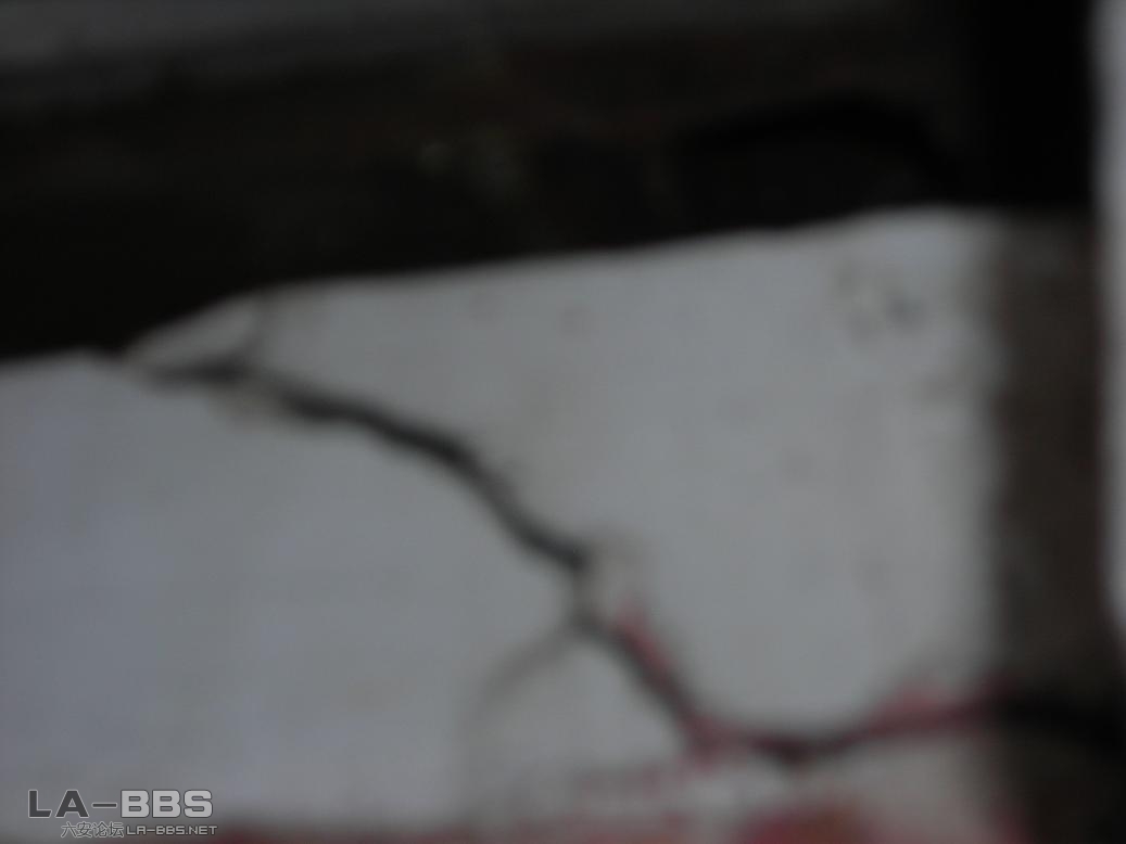 这是房子外面的承重墙上裂缝！