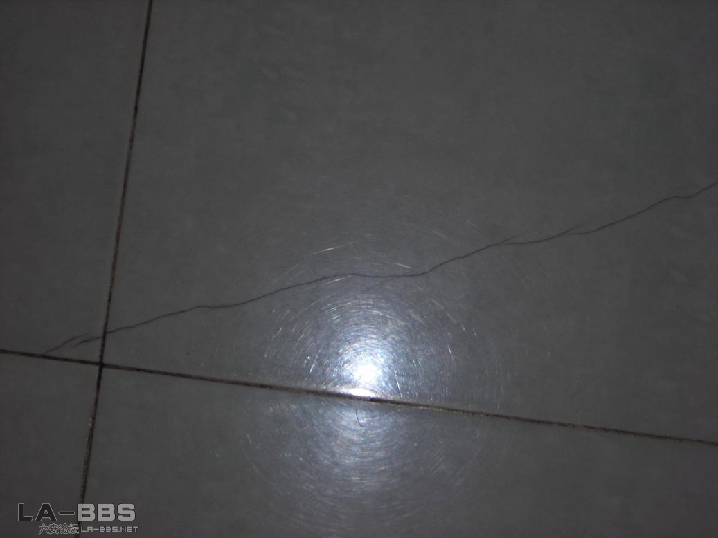 这是我们家里的裂缝！