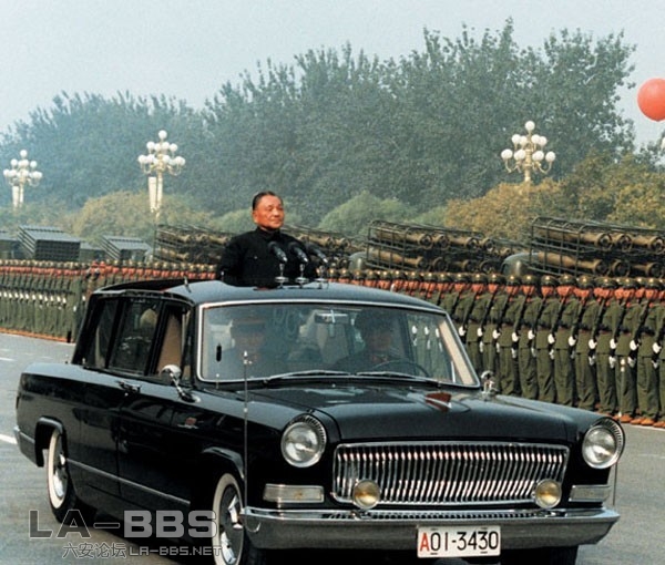 1984年10月1日，国庆35周年庆典，改革开放的总设计师、中央军委主席邓小平同志乘红旗检阅车检阅中国人民解放 ...