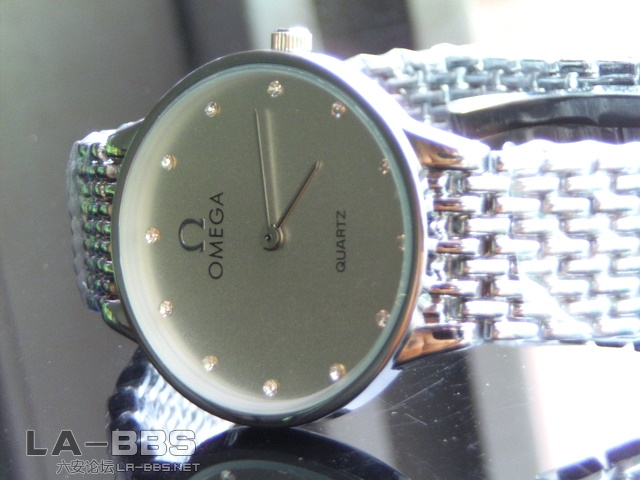 刻度设计使用水晶仿钻让整个表 高贵不凡，却不张扬 低调的外表掩盖不了它高贵的血统