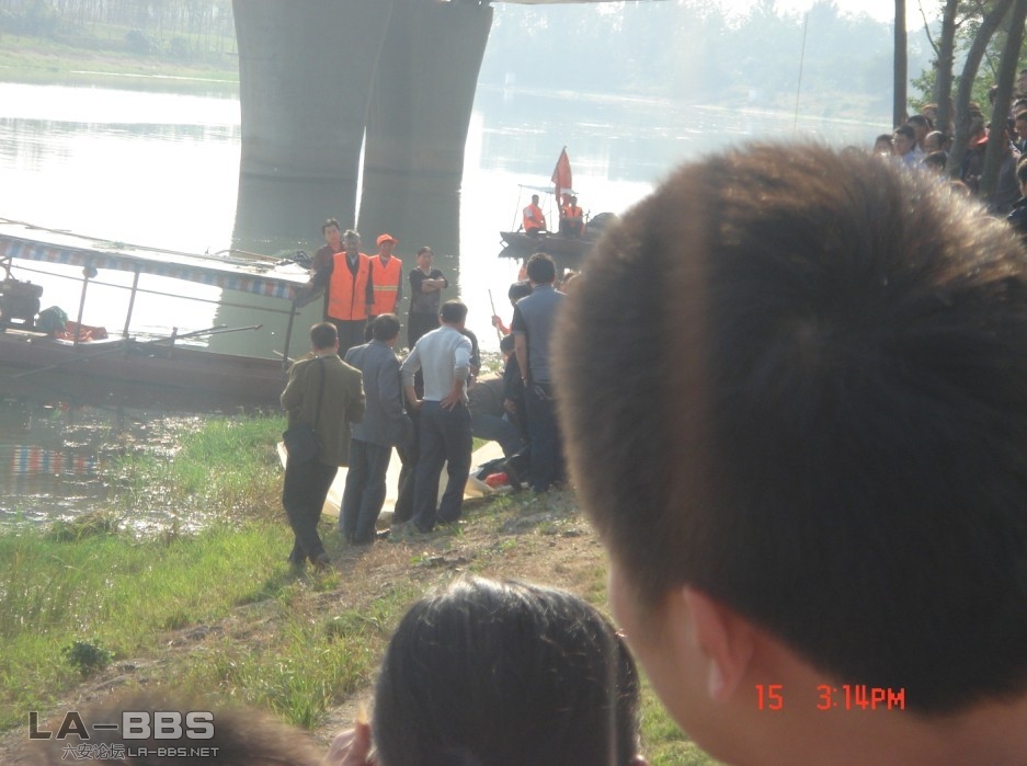 死者被打捞上岸，并被迅速包裹！打捞结束