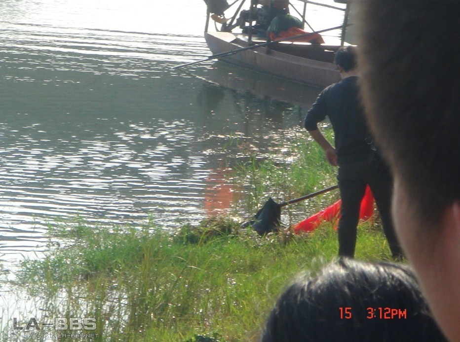 死者即将被打捞上岸，衣服露出睡眠