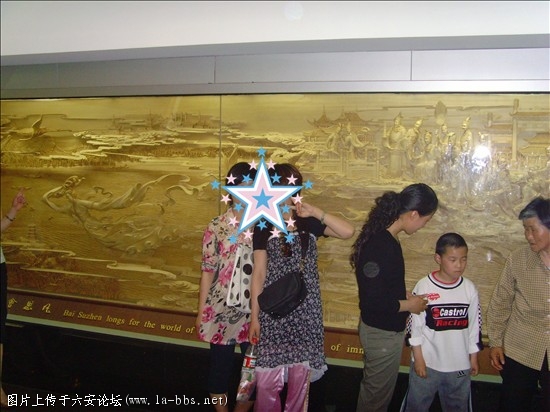 后面是白蛇传故事墙 雕刻作品.jpg