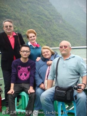 与四位俄罗斯朋友合影 几位外国友人中国话说的很逗 呵呵