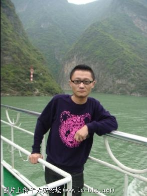 油轮行驶在神农溪 即将神农溪漂流 欣赏土家妹子唱歌和纤夫拉纤