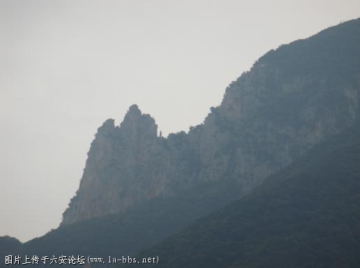 放大点 看见了吧 两座峰下面那个小人 就是神女峰 看起来很小 其实有4米多