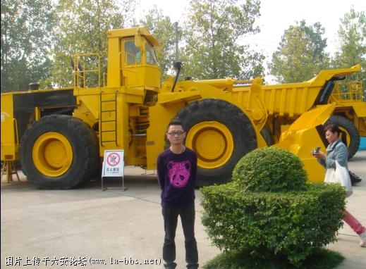 当年三峡工程用车 很大很大 身后的女女是这次的导游 美女人很不错 六安人