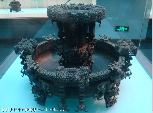 青铜器时代的经典 全国3件 是酒具 中间瓶子里放酒 下面的盆放冰 好享受啊