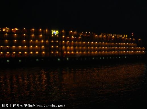 自己坐的油轮拍不下来 只好拍旁边的 基本一样4星