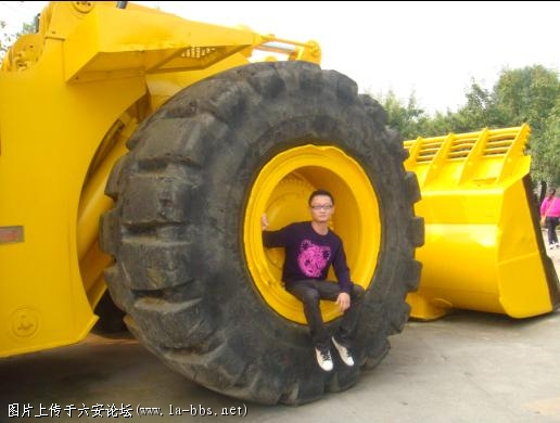 这样就能感觉到车有多大了 哈哈