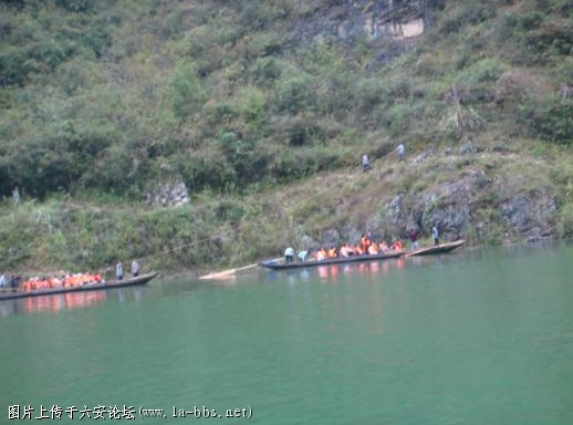 纤夫拉纤 以前都是裸体拉纤 现在因为开发成旅游点 所以为了使各国友人避免尴尬 穿上统一的服装 拉了很久时间 ...
