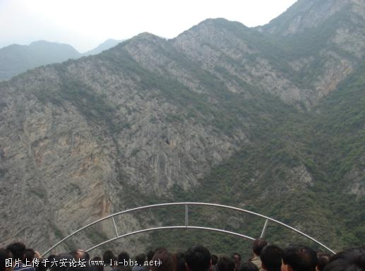 看见山中的那个洞了吗 就是挂悬棺的地方