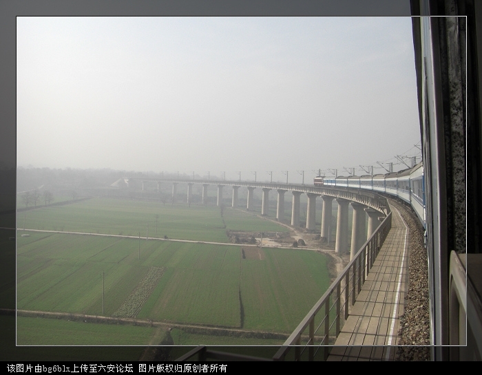 途中，高架桥上