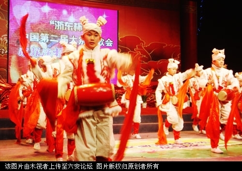 腰鼓队走进大别山歌会颁奖盛典