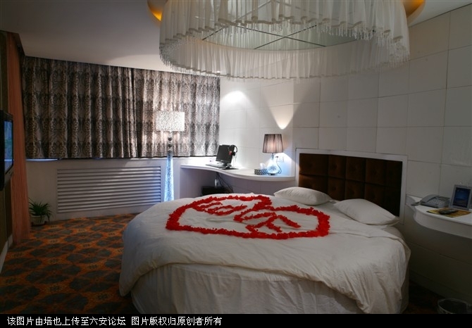 情调圆床房.jpg