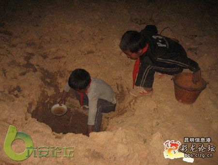 灾区学生喝脏水解渴