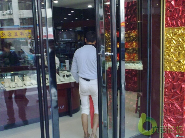 看到裤带哥进来，店员们的小脸吓的粉白粉白