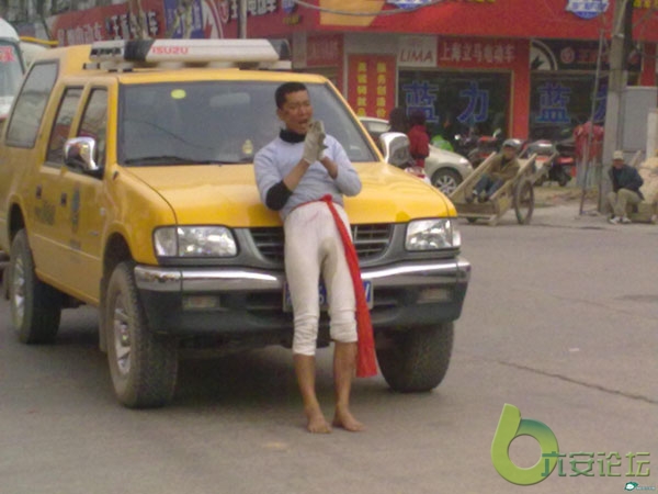 这一刻，裤带哥“人带合一”，他就是裤带，裤带就是他