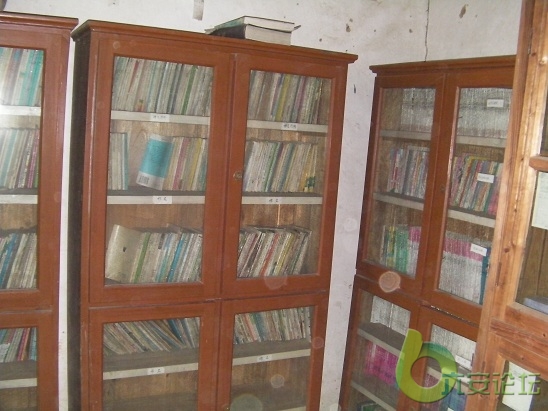 银山小学图书室，拍摄于10年1月