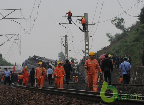 现场正在紧急救援 人民网 图