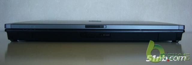 前视图：中间MMC/SD card读卡器和红外线端口。右侧是两个喇叭，左边是无线网络，电源，电池，硬盘指示灯和硬 ...