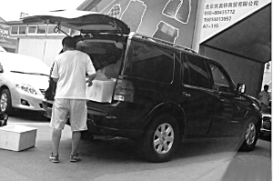 开着价值百余万的林肯领航员，车内卖的却是6元的盒饭―――北京西郊汽配城这位“林肯盒饭哥”如今走红网络。 ...