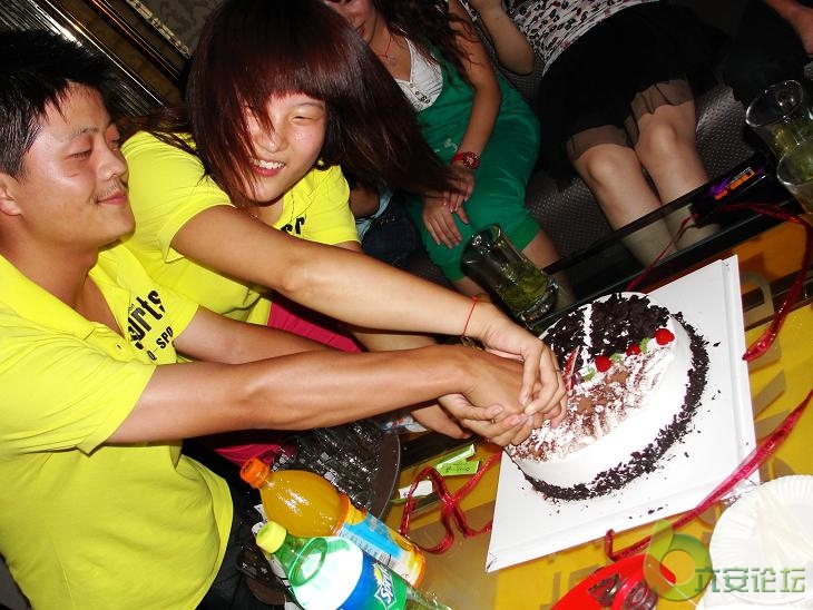 寿星夫妇同心协力