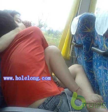 长途车上男女如此调情6副本.jpg