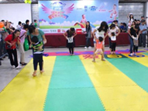 小脚踩大脚2 拷贝.jpg