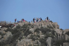 作秀不要命：游客爬上泰山悬崖峭壁自拍